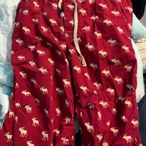 Looking to buy a pair of these the seller said they were a large but they a M